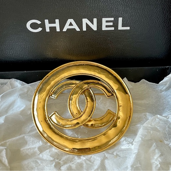 ❤️ CHANEL ❤️ Vintage Large CC Brooch - Picture 1 of 9